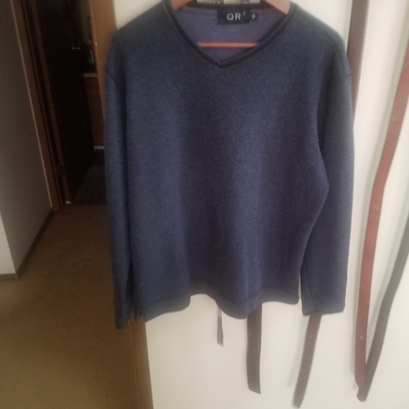 Qr2 sweater medium - Picture 1 of 8